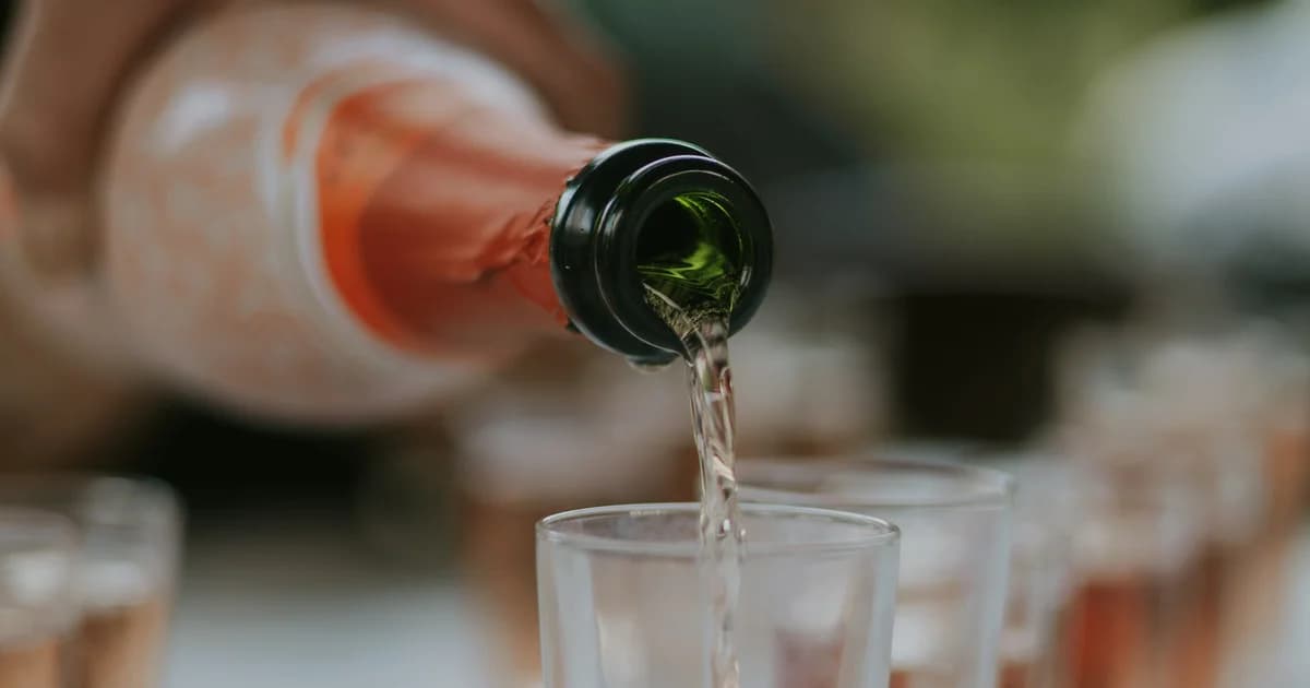 Rót vang sủi vào ly trong giờ welcome cocktail đám cưới